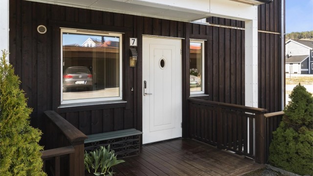 Overbygget inngangsparti med en platting på ca. 4 m². Ytterdøren har elektronisk kodelås.