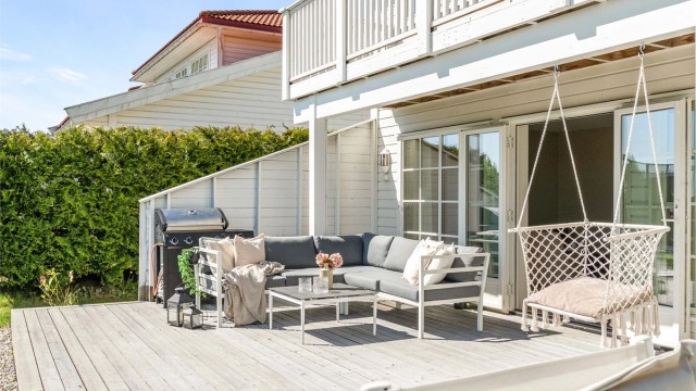 Her er det god plass til både sittegruppe og grill, perfekt for sosiale sammenkomster.