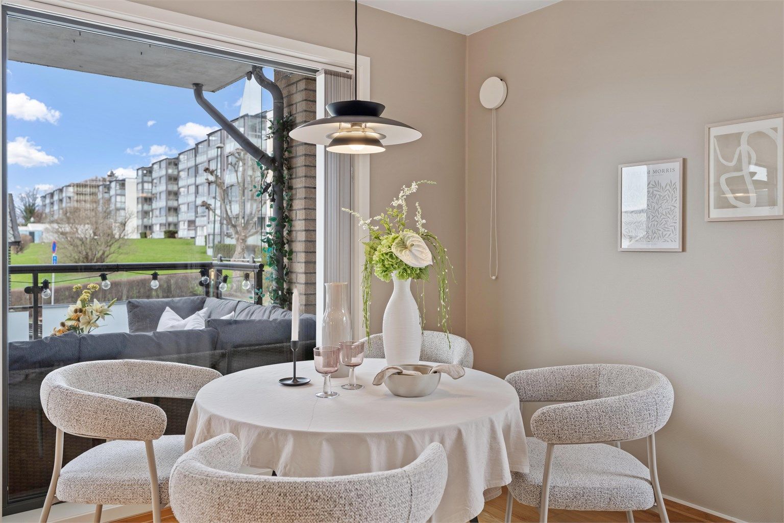 Spiseplassen er praktisk plassert med direkte tilgang til balkongen.