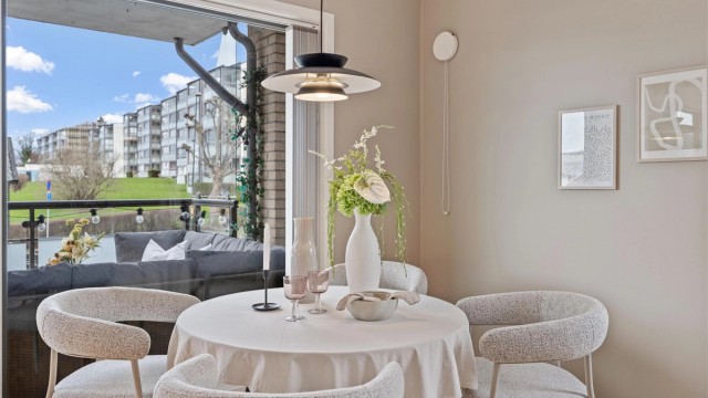 Spiseplassen er praktisk plassert med direkte tilgang til balkongen.