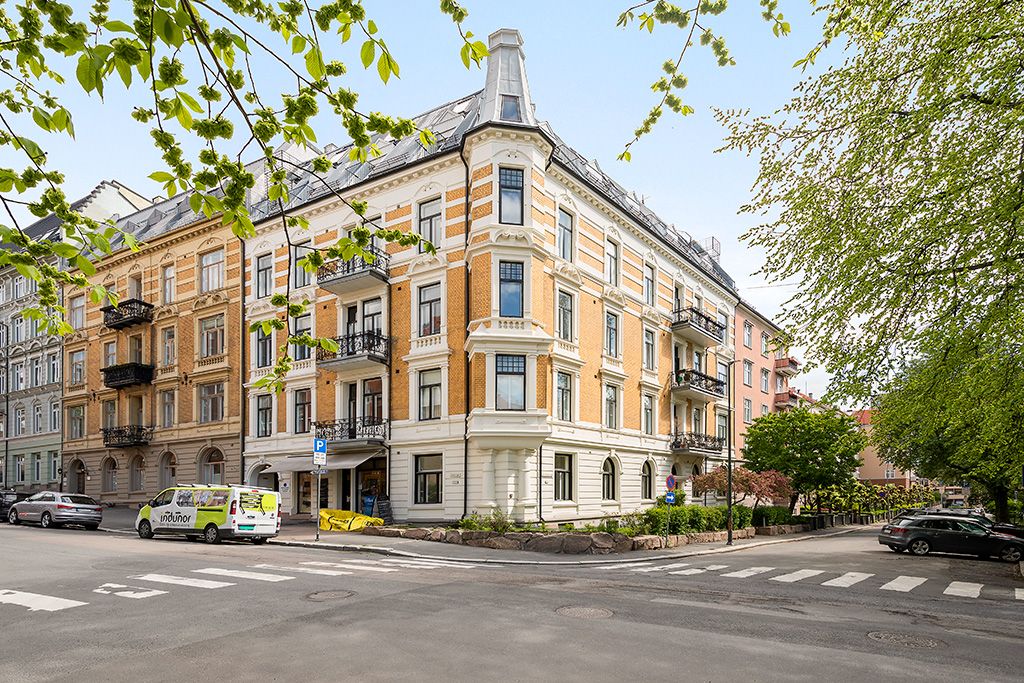 Flott hjørnegård. Leiligheten ligger i 2 etg. med balkong og vender mot rolige og enveiskjørte Mogens Thorsens gate.