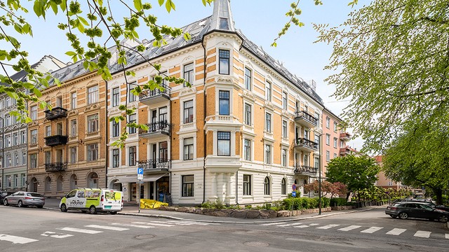 Flott hjørnegård. Leiligheten ligger i 2 etg. med balkong og vender mot rolige og enveiskjørte Mogens Thorsens gate.