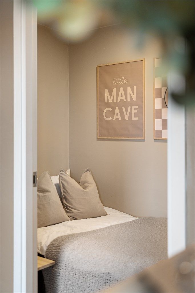 Selger har plassert seng innerst i soverom III, hvor det er innvendig bod. 