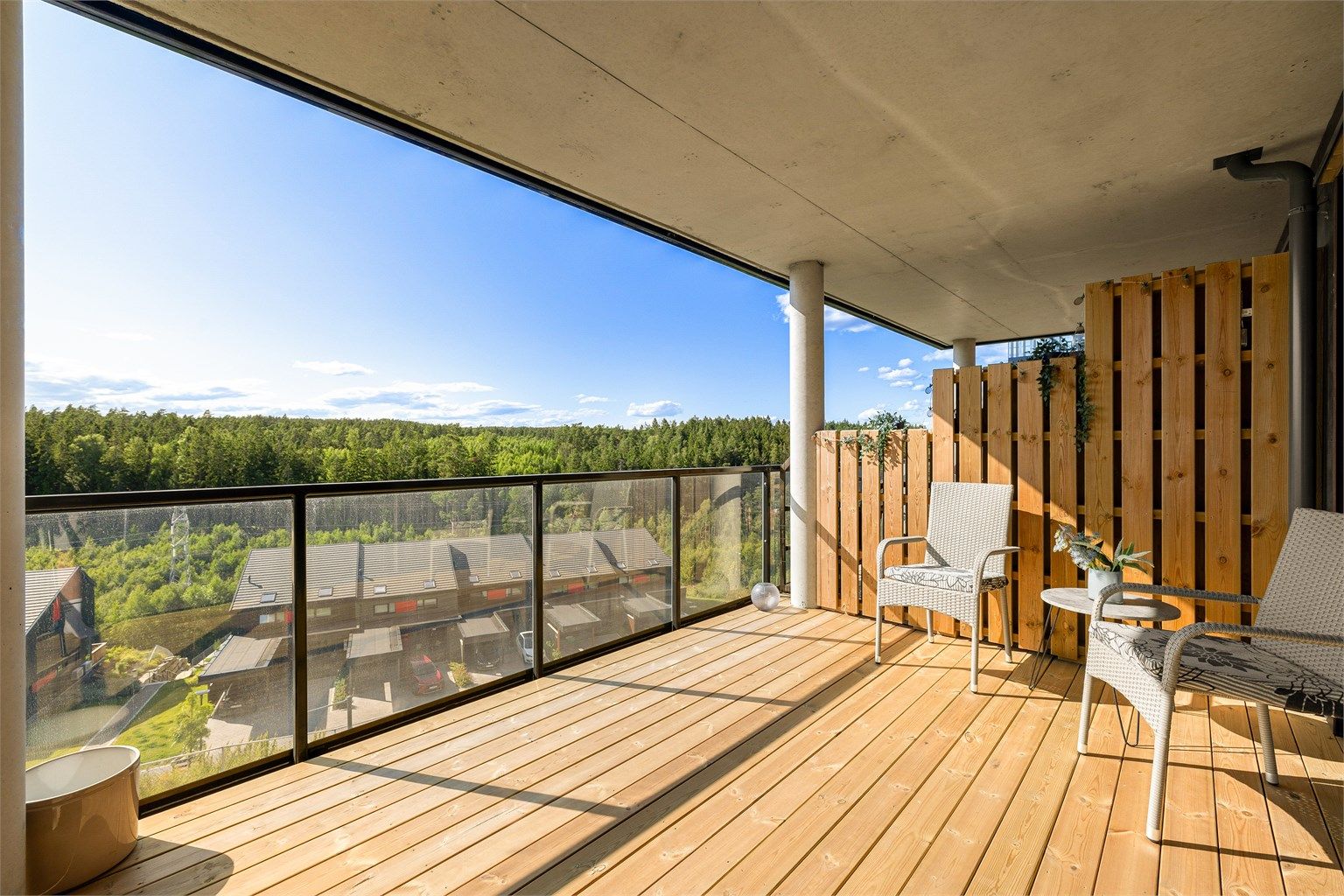 Sen kveld kan du se ut på vakre solnedganger bak marka. Sommerstid er det sol på denne siden allerede fra tidlig ettermiddag.