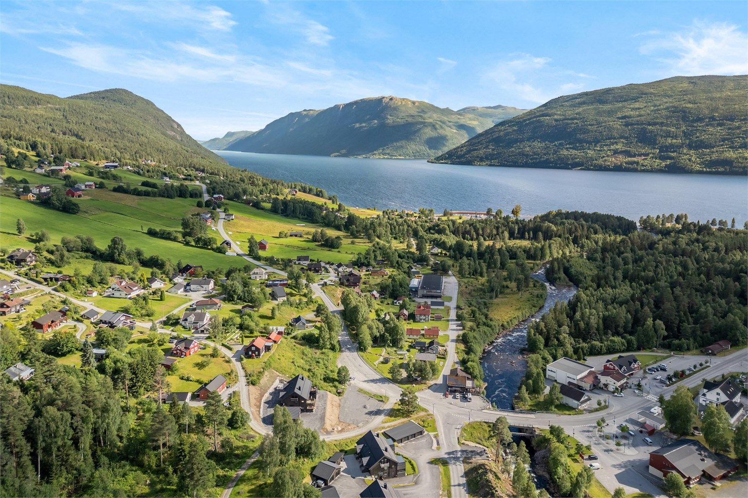 Området er ypperlig for friluftsentusiasten med gode muligheter for flotte aktiviteter året rundt med blant annet fiske, jakt, ski og fotturer