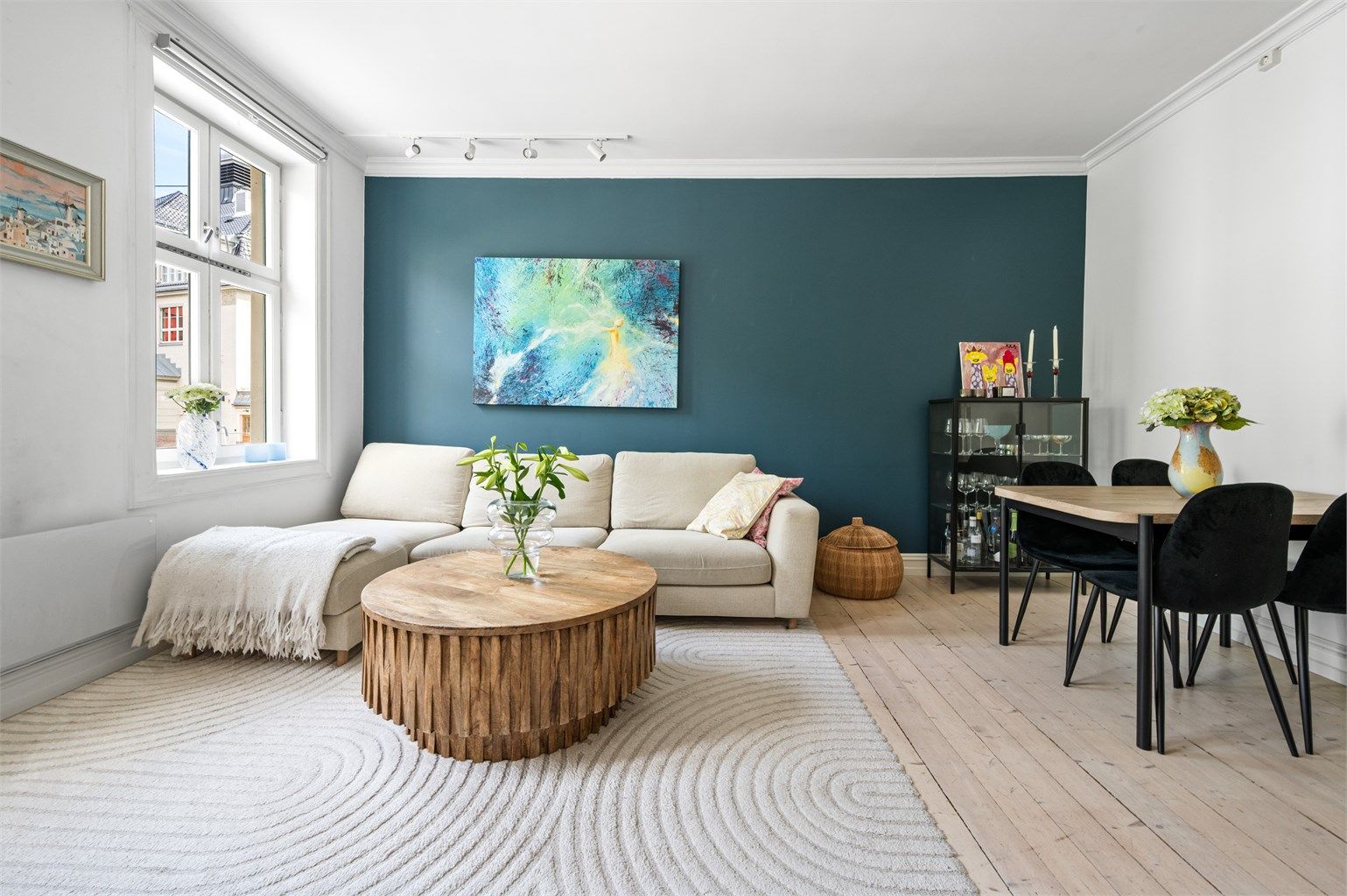 Åpen og hyggelig stue med store vindusflater som slipper inn rikelig med naturlig dagslys. 