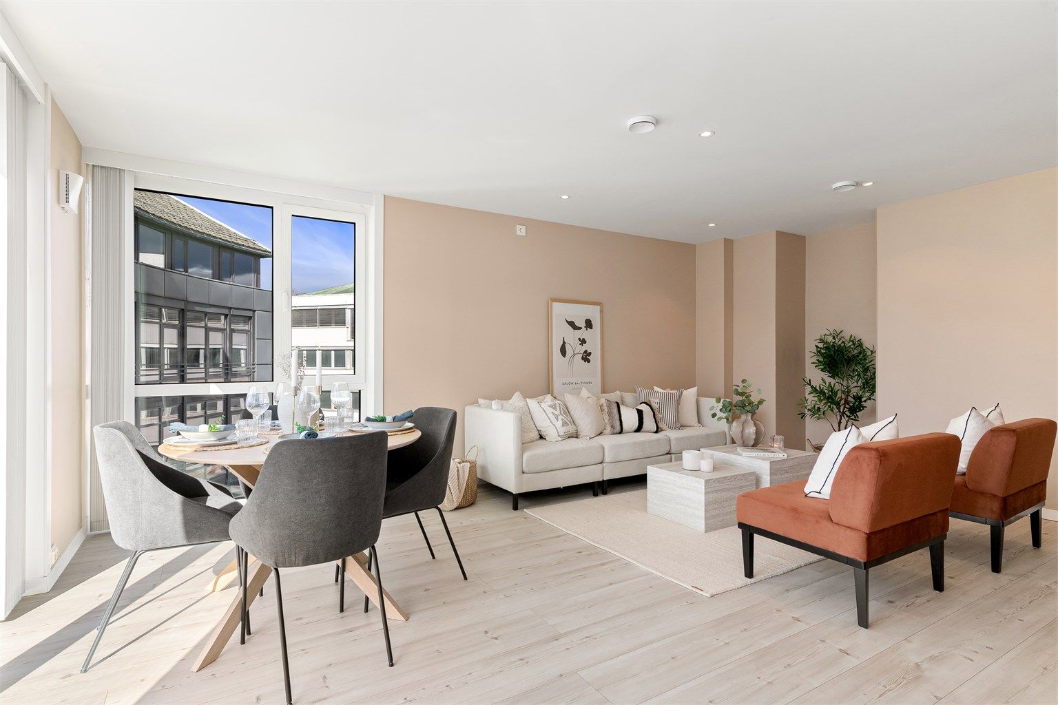 Stuen har en fleksibel planløsning med god plass til både en romslig sofagruppe og spisebord