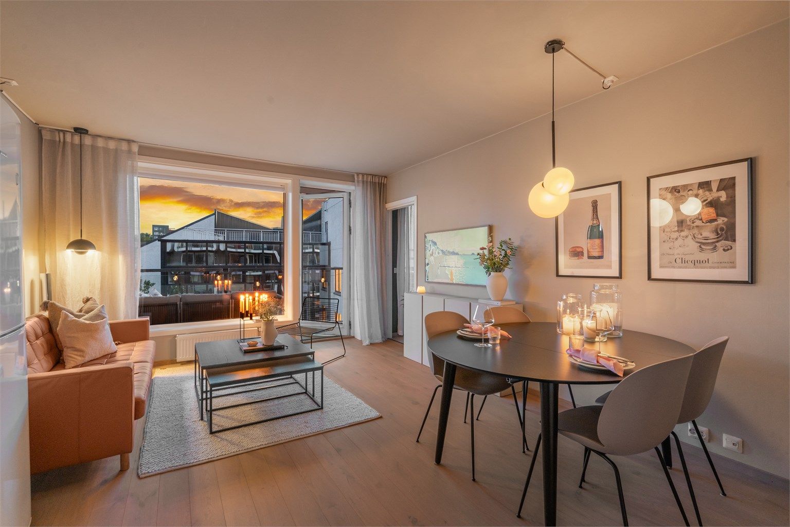 Tinngata 1, gjennomgående og fin 3-roms selveierleil. m/ vestvendt balkong, parkering i garasje m/elbil-lader.Heis. Nytt gulv i 2024.