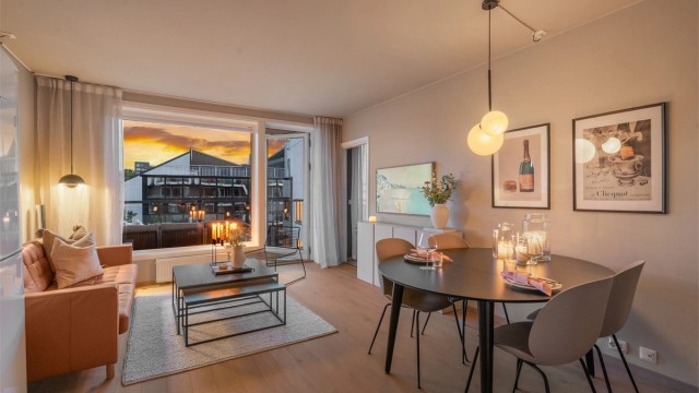 Tinngata 1, gjennomgående og fin 3-roms selveierleil. m/ vestvendt balkong, parkering i garasje m/elbil-lader.Heis. Nytt gulv i 2024.