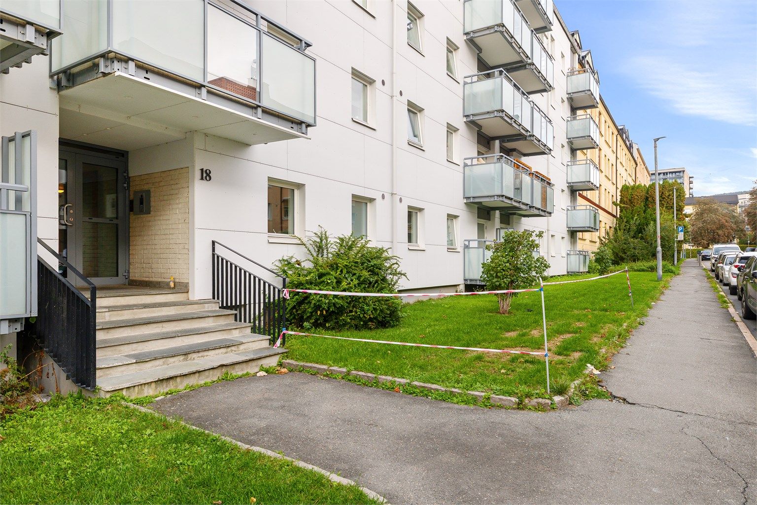 Inngangsparti med heisadkomst til leiligheten i 3. etasje.