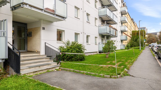 Inngangsparti med heisadkomst til leiligheten i 3. etasje.