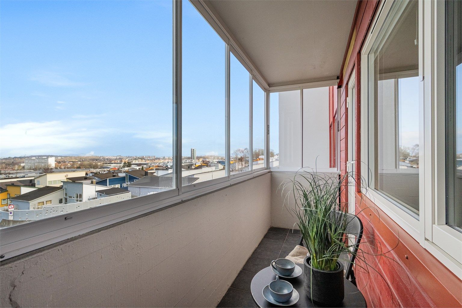 Balkong som vender mot nordvest. Flott utsikt. 