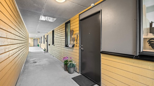 Leiligheten har adkomst via en overbygget svalgang.