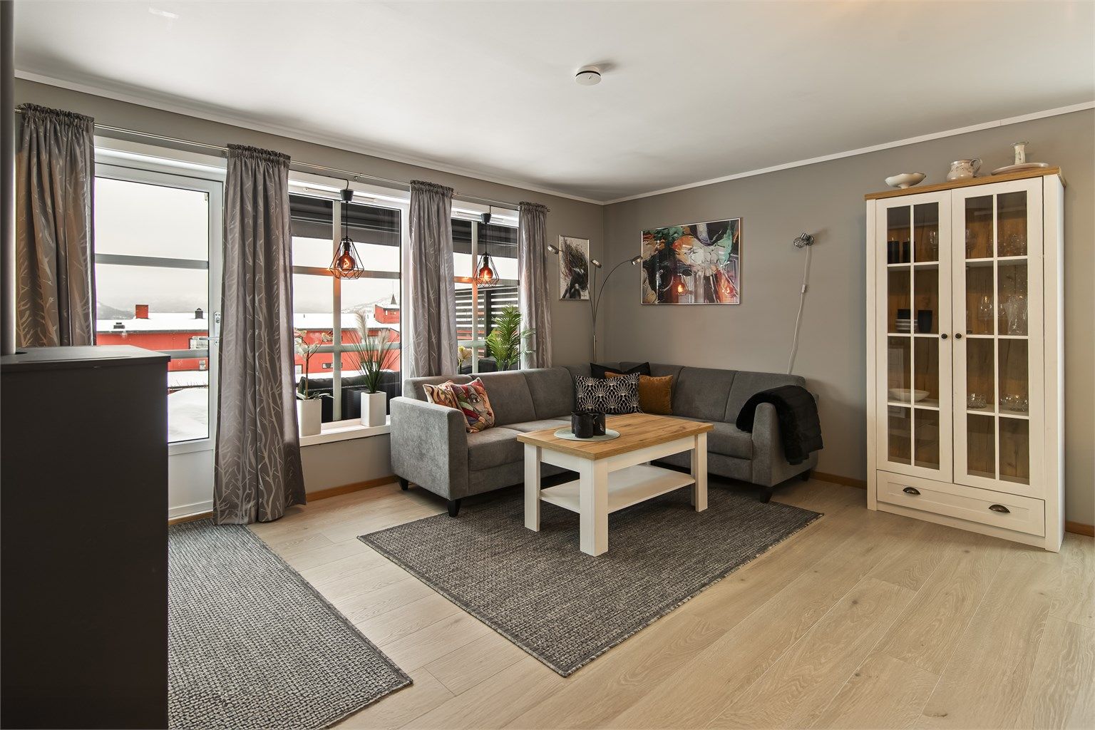 Til den deilige terrassen har man utgang fra både stue og kjøkken