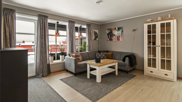 Til den deilige terrassen har man utgang fra både stue og kjøkken