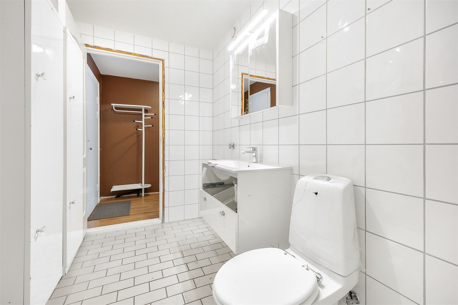 Badet er fra byggeåret og har opplegg for vaskemaskin.