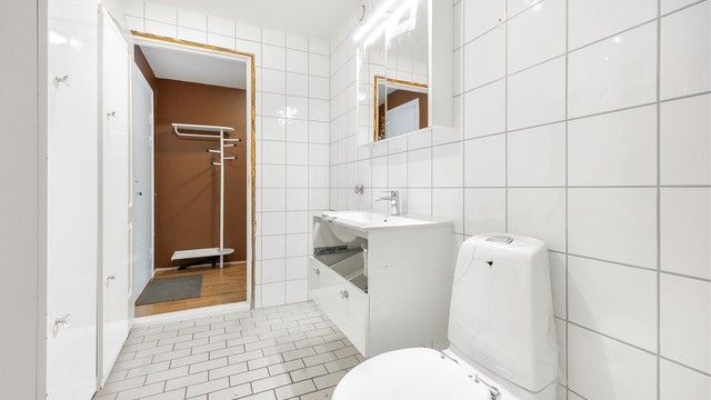 Badet er fra byggeåret og har opplegg for vaskemaskin.