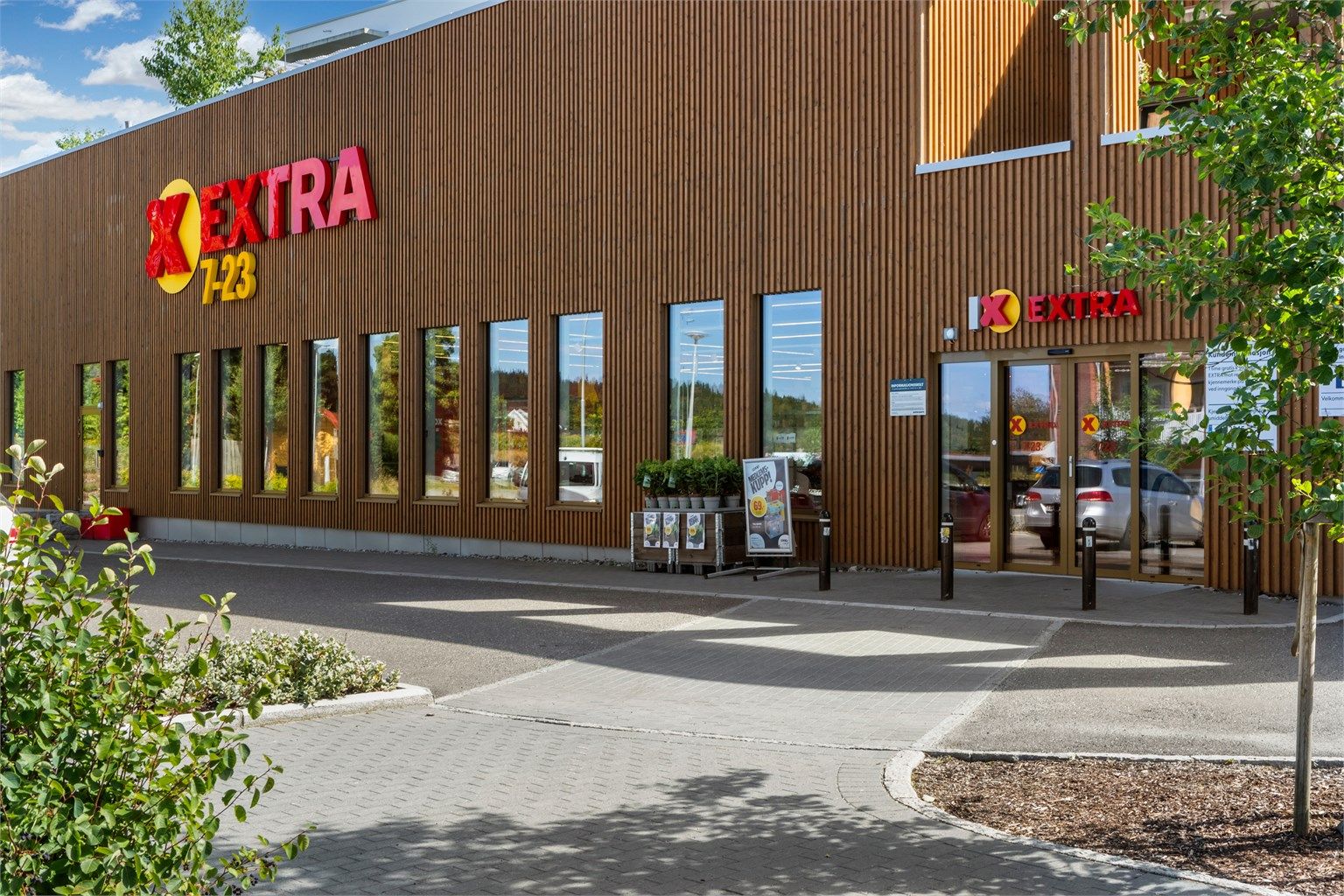 Dagligvarehandelen gjøres enkelt på Coop Extra på feltet. 