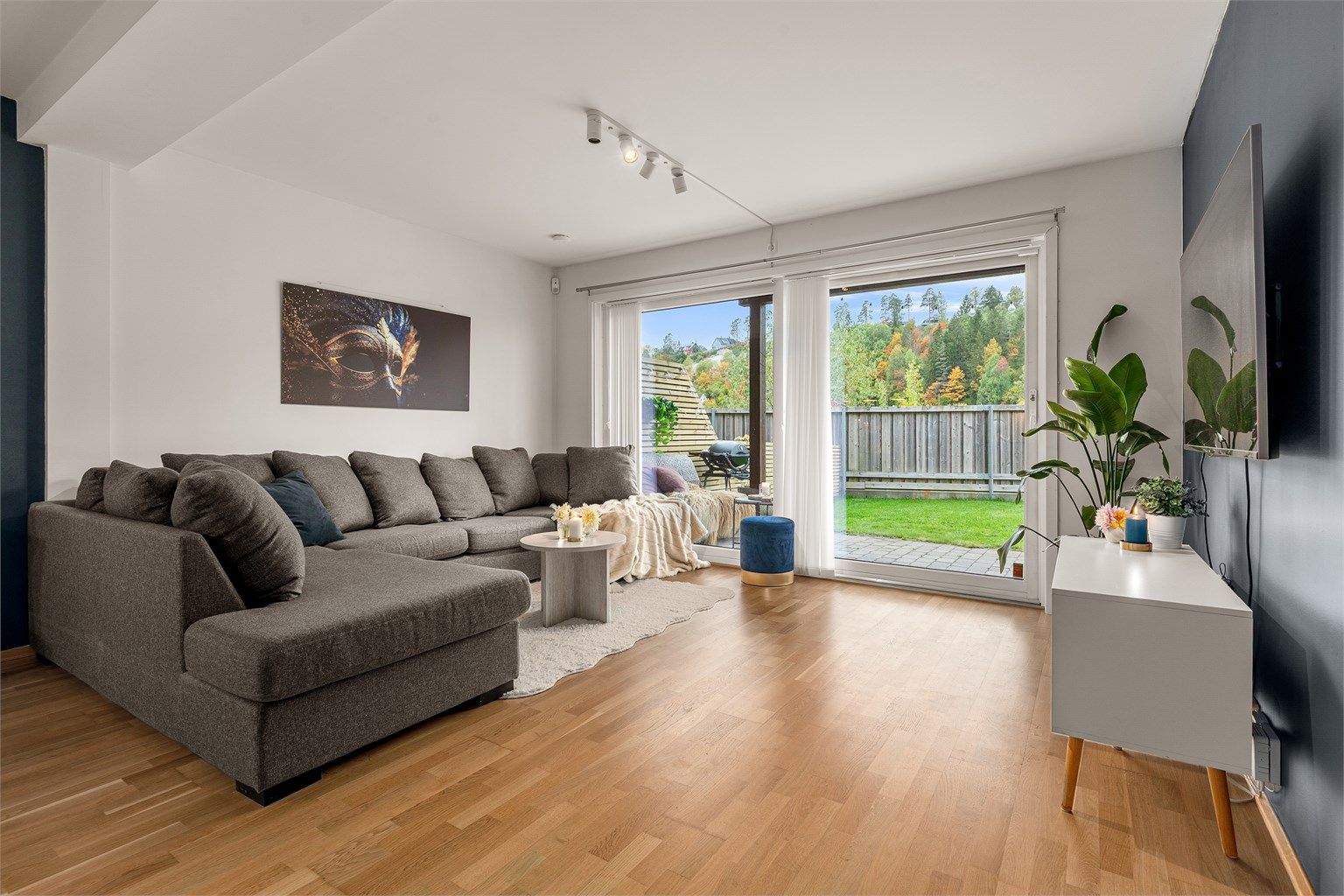 Lys og romslig stue med direkte utgang til hyggelig hage.
Foto: Eiendomsfoto AS