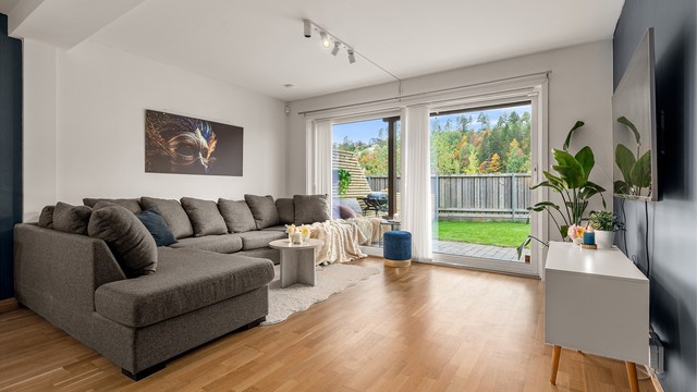 Lys og romslig stue med direkte utgang til hyggelig hage.
Foto: Eiendomsfoto AS