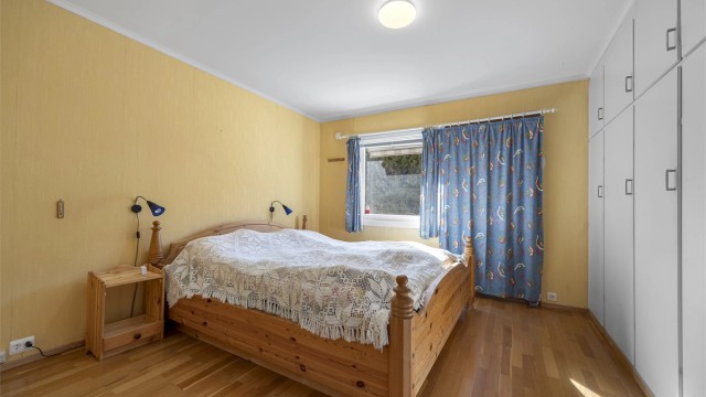 Hovedsoverom. Bak gardinen er det satt opp en plate der det tidligere var terrassedør.