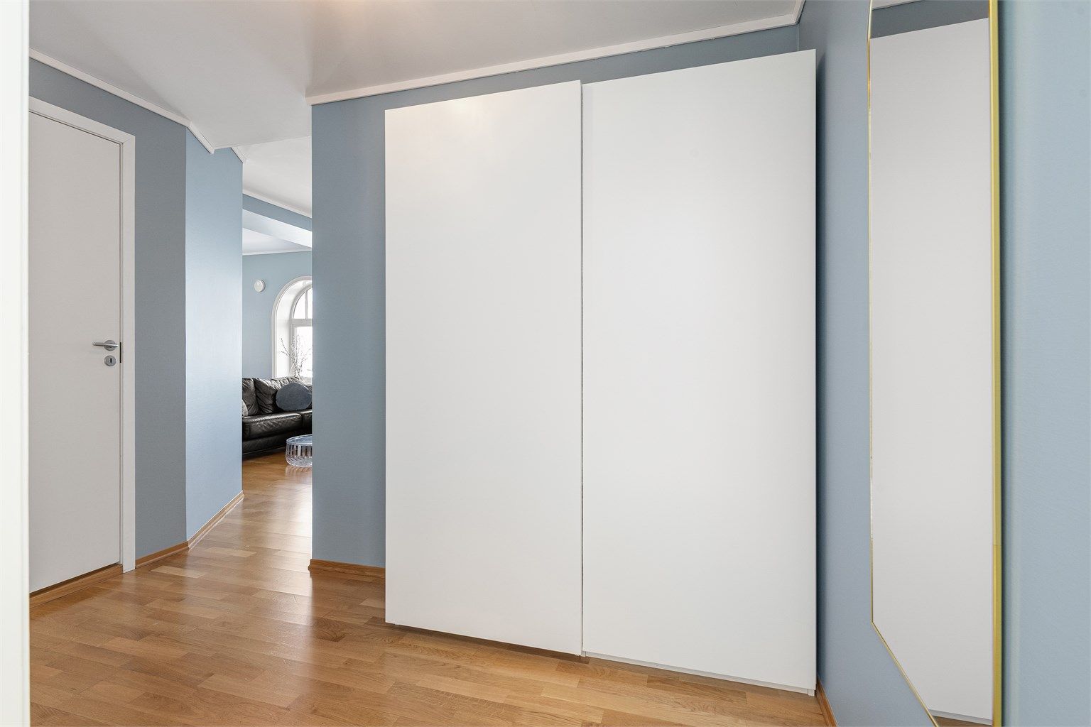 Romslig skyvedørsgarderobe i gangen for effektiv oppbevaring av yttertøy.