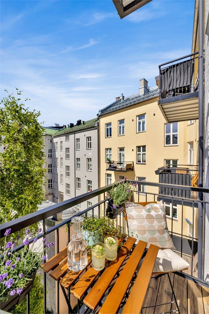  Balkongen vender inn mot en rolig og hyggelig bakgård.