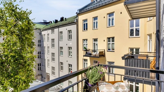 Balkongen vender inn mot en rolig og hyggelig bakgård.