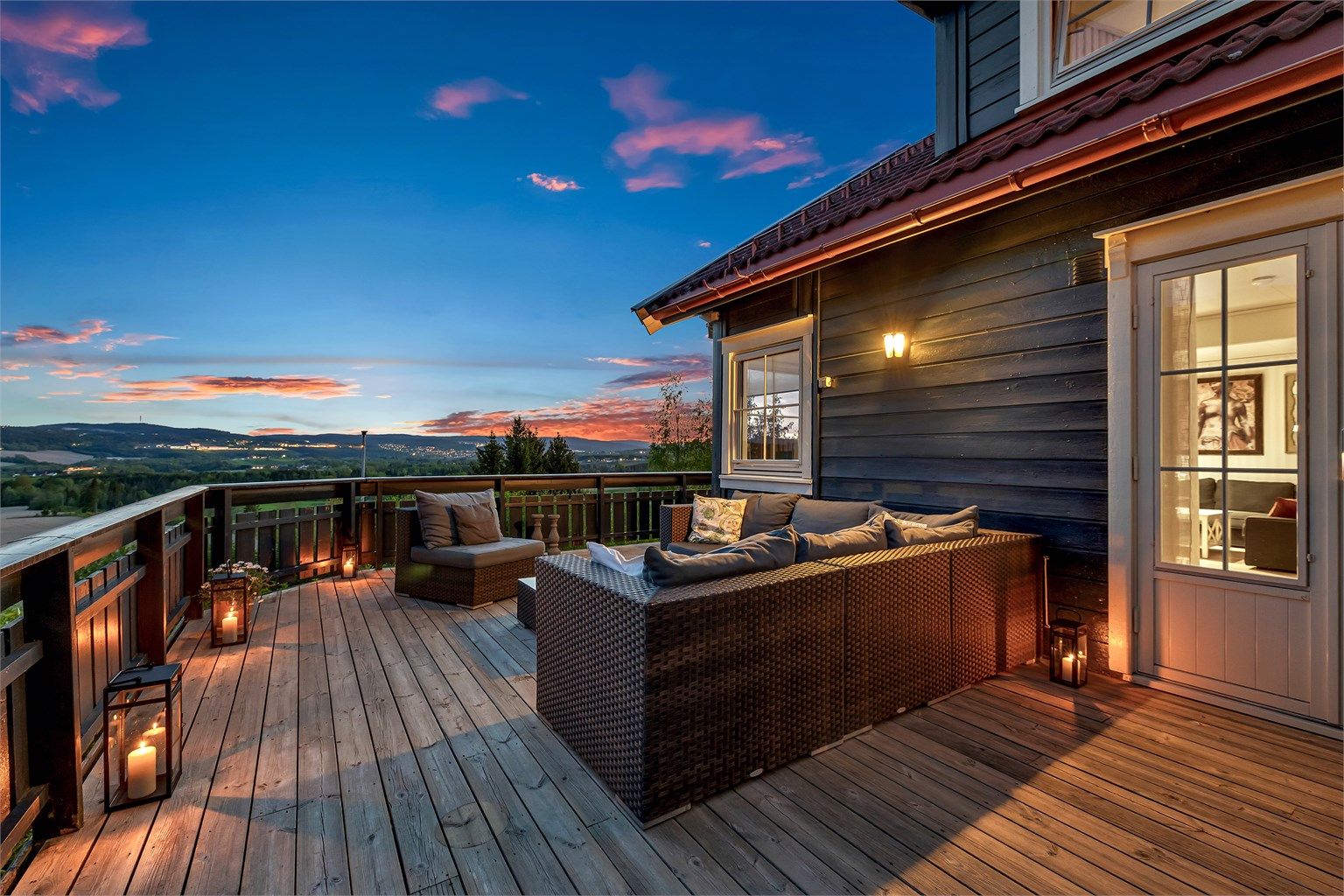 Mektige kveldshimler i solnedgangen