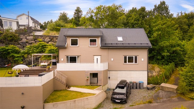 El-bil lader medfølger. Utvendig tilkomst til kjeller.