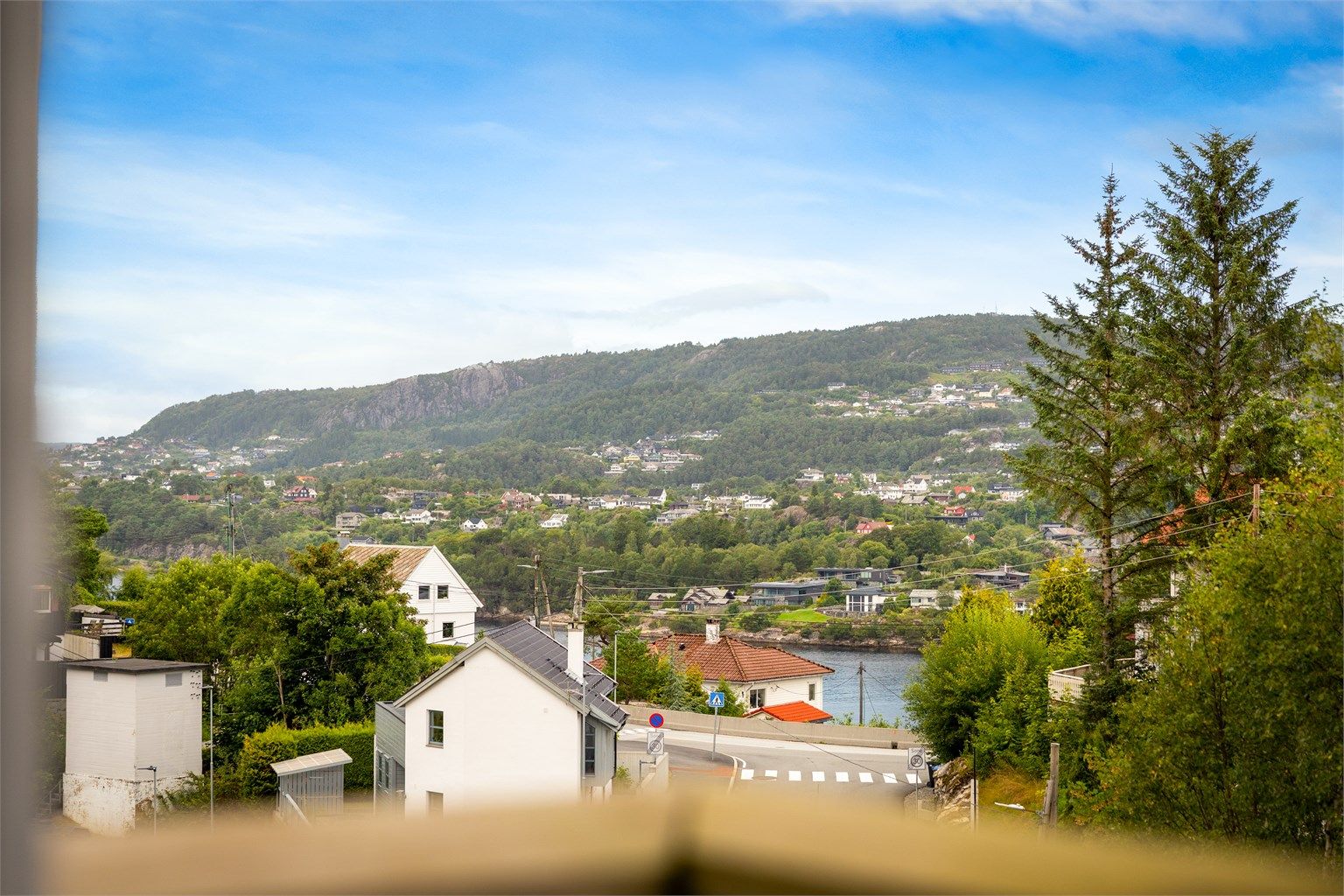 Fra balkongen kan man se litt av sjøen, og det er kort vei til fine badeplasser om sommeren som Tømmervågen og Vollane. 
