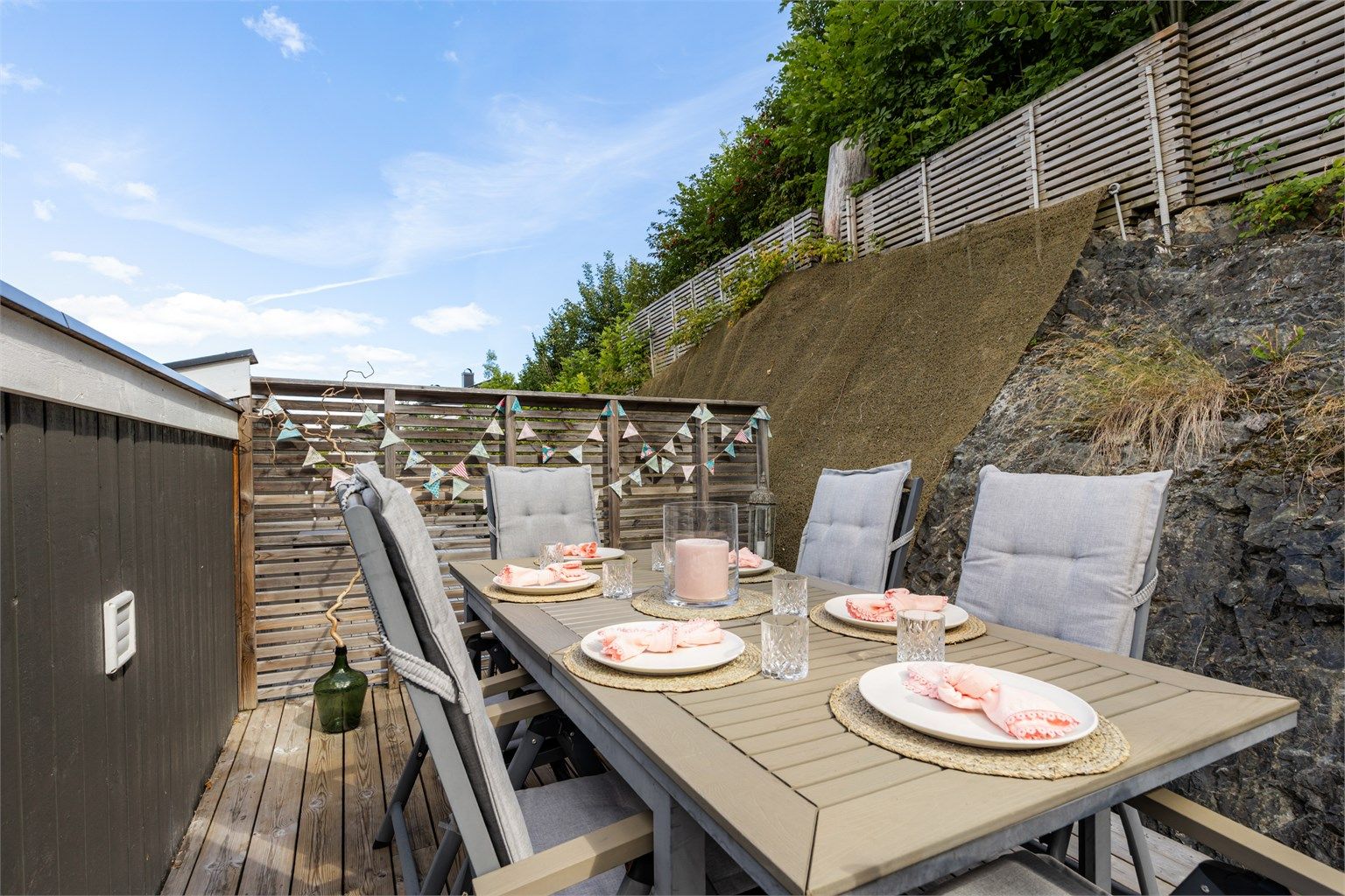 På takterrassen har man gode solforhold og man kan nyte fine ettermiddager i skjermede omgivelser