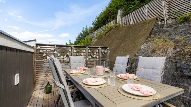 På takterrassen har man gode solforhold og man kan nyte fine ettermiddager i skjermede omgivelser