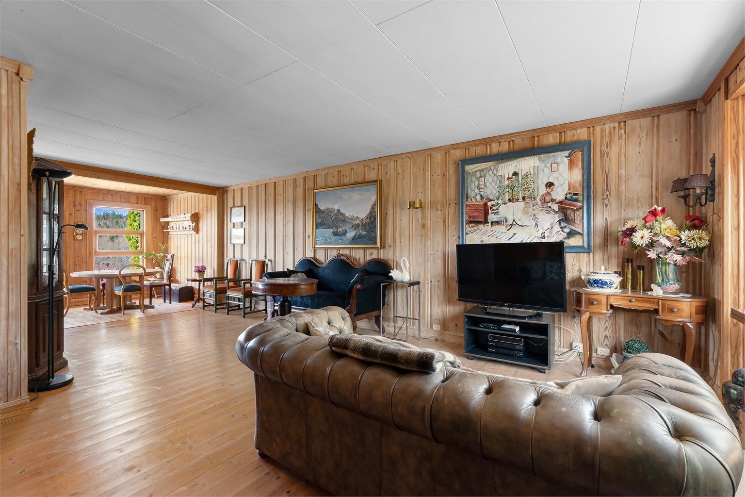 Stor og hyggelig stue med gode møbleringsmuligheter