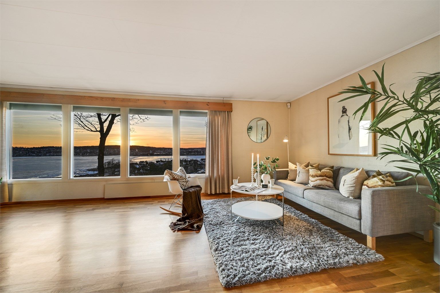 Her finner du et naturlig samlingspunkt i hjemmet – lyst, luftig og harmonisk.