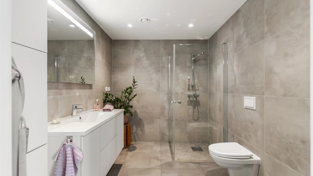 Delikat, flislagt bad med gulvvarme. Innredningen er fra Sigdal og inkluderer høyskap for ekstra oppbevaring.