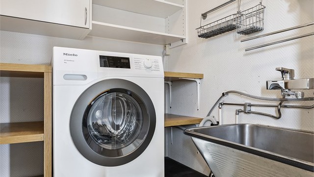 Praktisk vaskerom i første etasje med opplegg for vaskemaskin og utslagsvask.