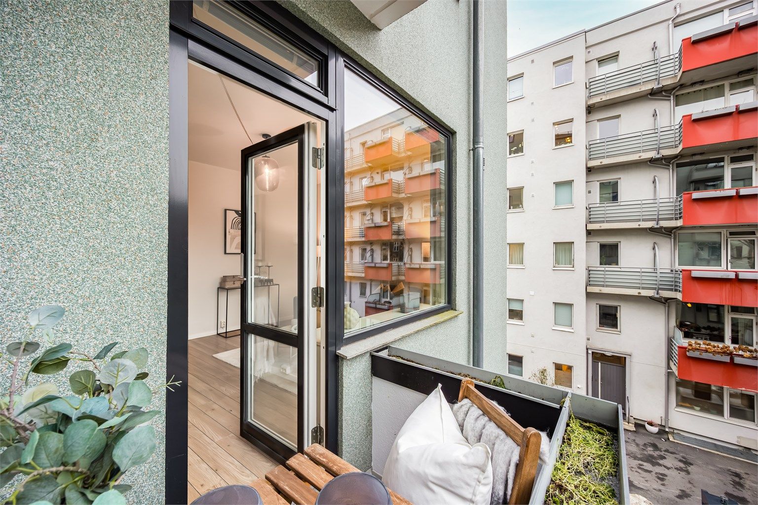 Leiligheten har en balkong på 2 kvm som vender mot indre gårdsrom.