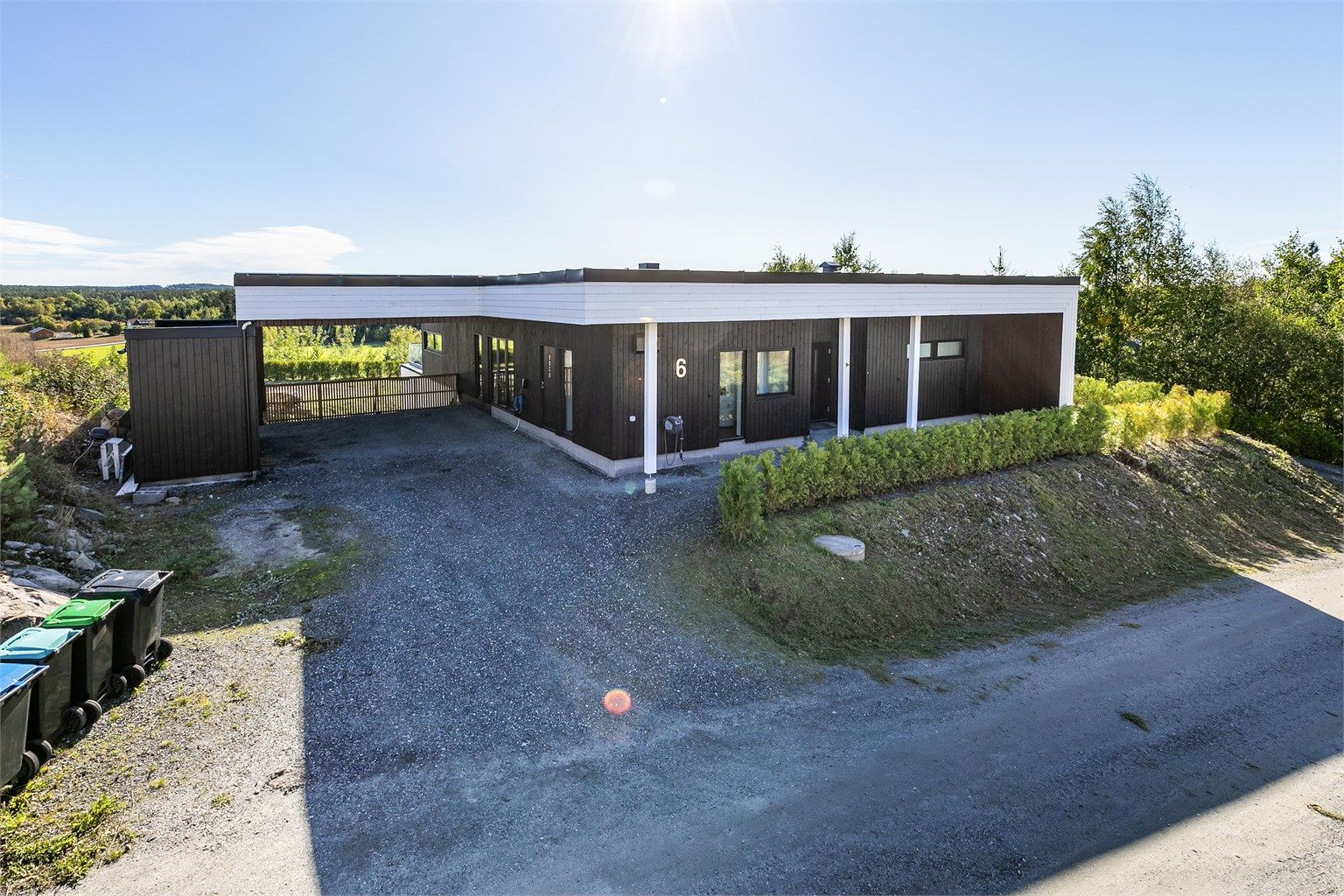 I hoveddelens carport er det mulighet for to biler side om side. Ladeboks er montert.