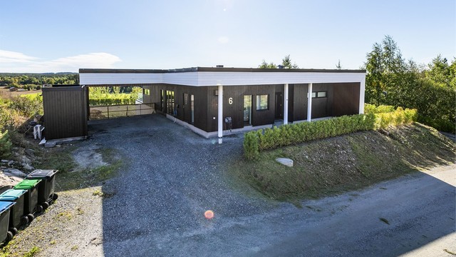 I hoveddelens carport er det mulighet for to biler side om side. Ladeboks er montert.