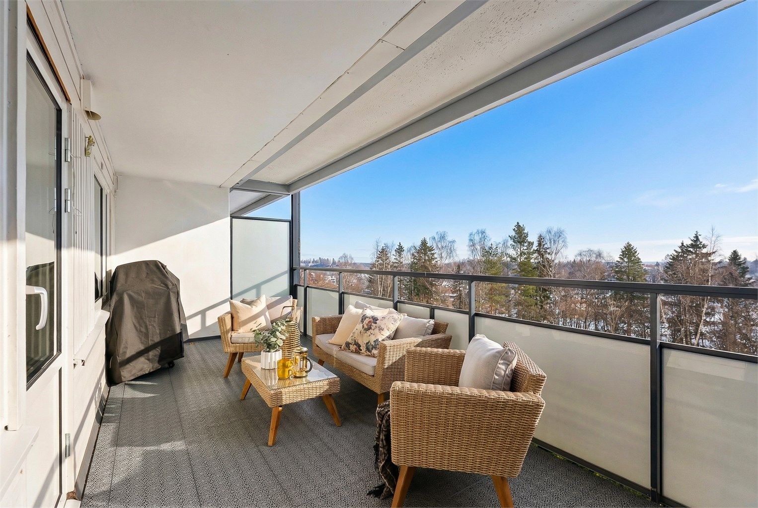 Den store, sydvendte balkongen på 16 m² er en flott forlengelse av leiligheten. Foto: Zovenifra.no