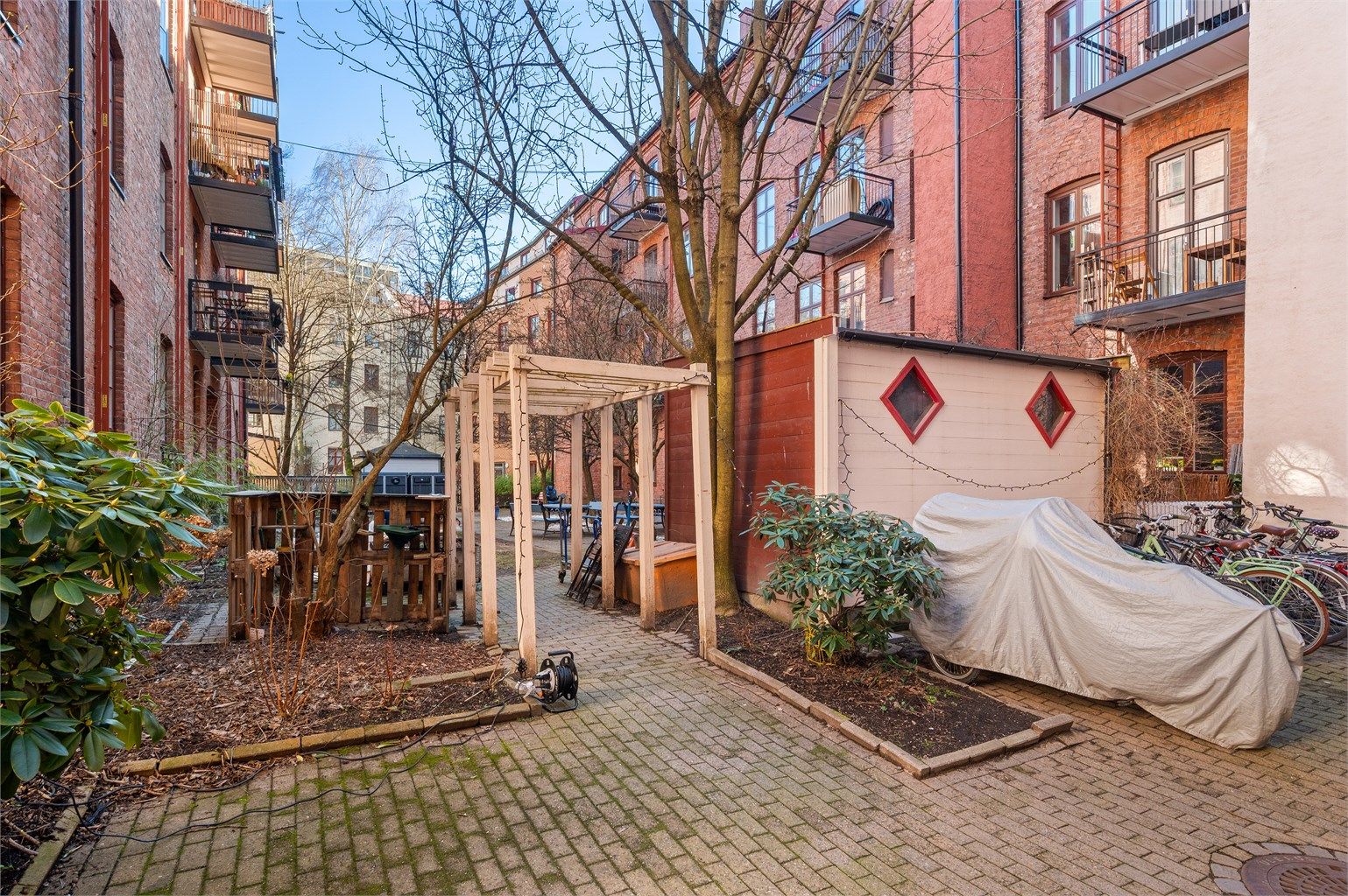 I bakgården er det felles sittegrupper og sykkelparkering.