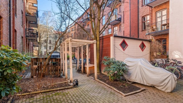 I bakgården er det felles sittegrupper og sykkelparkering.