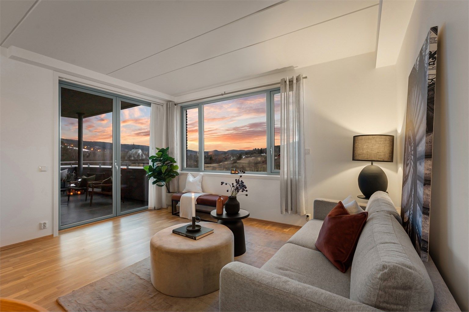 Fra stuen/kjøkkenet er det utgang til en nydelig balkong