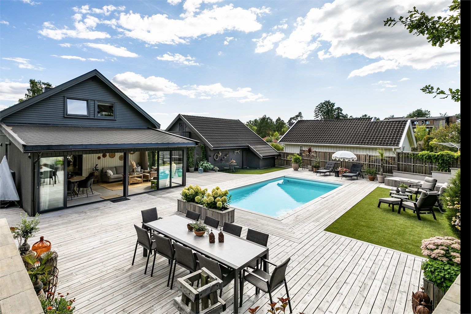 Skråtorpveien 8 presenteres av Krogsveen. Boligen er pusset opp i senere år og utearealene høyt påkostet. Fotograf; Børge Oppegård.