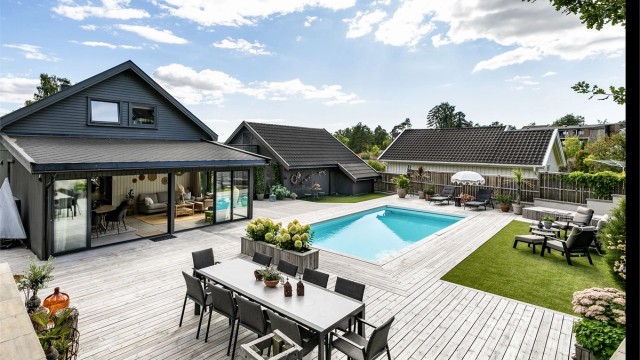 Skråtorpveien 8 presenteres av Krogsveen. Boligen er pusset opp i senere år og utearealene høyt påkostet. Fotograf; Børge Oppegård.