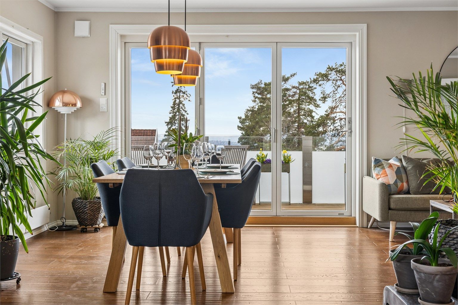 Utsikten mot balkongen og nærområdet er en integrert del av romfølelsen.