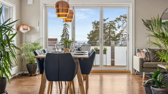 Utsikten mot balkongen og nærområdet er en integrert del av romfølelsen.