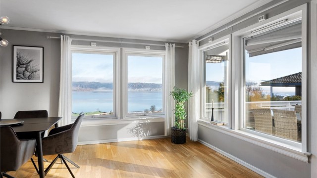 Stuen er gjennomgående og har godt med vindusflater langs tre yttervegger - dette gir godt med lysinnslipp
