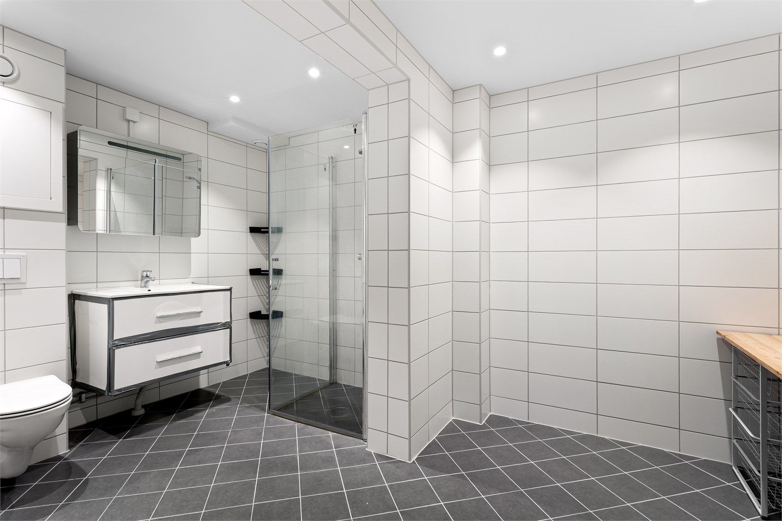 Badet er et av leilighetens høydepunkter, fullstendig oppgradert i 2024 med fliser og elektrisk gulvvarme.